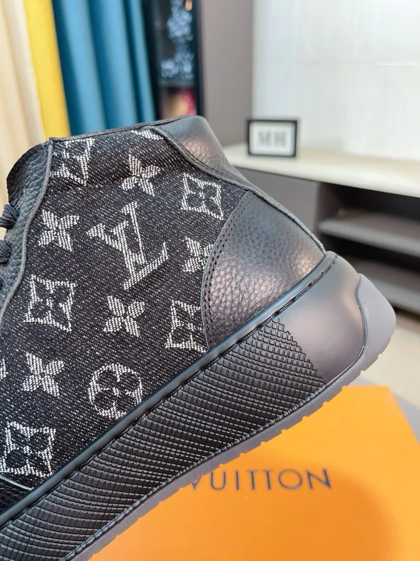 Men's shoes 💰438🌹🌹【LOUIS VUITTON】Same style on Louis Vuitton* official website🚹Men's high-top casual shoes❤️Same style as popular celebrities and big names ~ Best-selling at home and abroad Lv focuses on the checkerboard series...Imported first-layer cowhide with special fabrics➕Full sheep leather lining➕Brand-specific hollow outsole💎Produced by OEM The highest version🔍🔍Number of codes: 38-44,